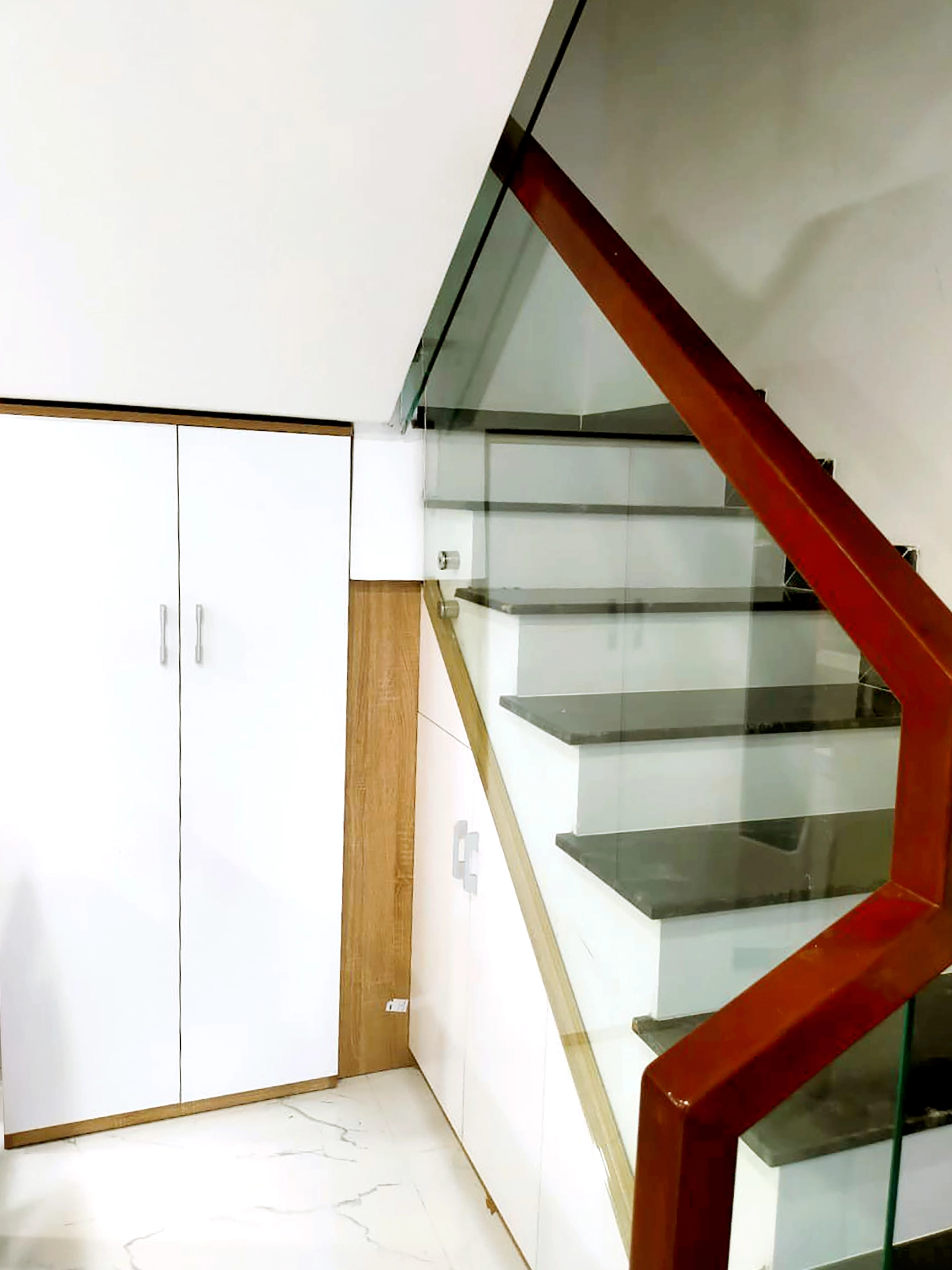 Hoàn thiện nội thất khu vực cầu thang nhà phố 100m2 tại Bình Dương phong cách Hiện đại Modern