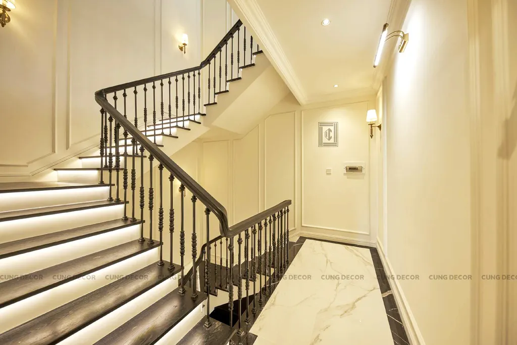 Hoàn thiện nội thất khu vực cầu thang Biệt thự Sol Villas TP Thủ Đức phong cách Tân cổ điển Neo Classic