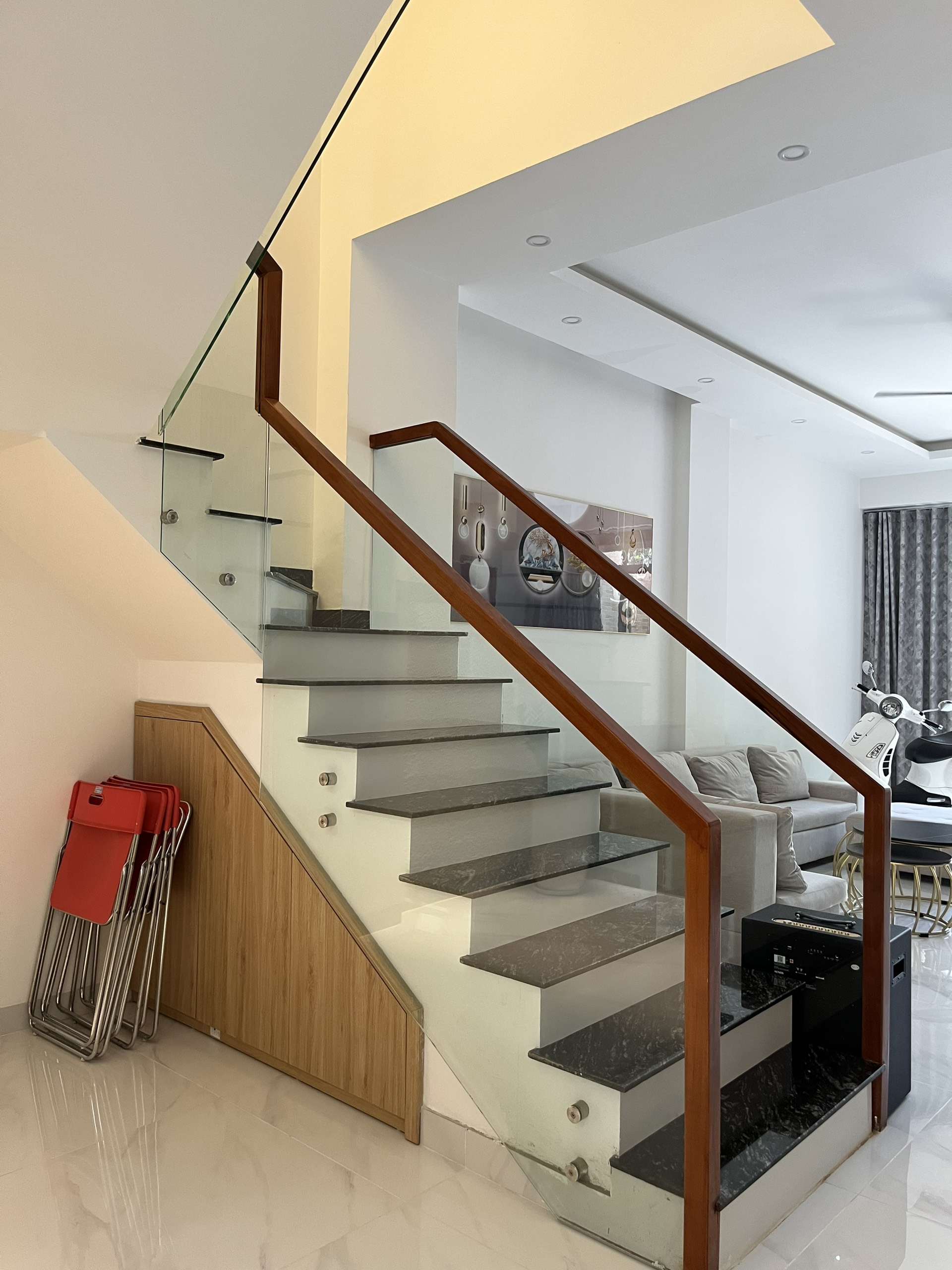 Hoàn thiện nội thất khu vực cầu thang Nhà phố 350m2 Quận 7 phong cách Hiện đại Modern