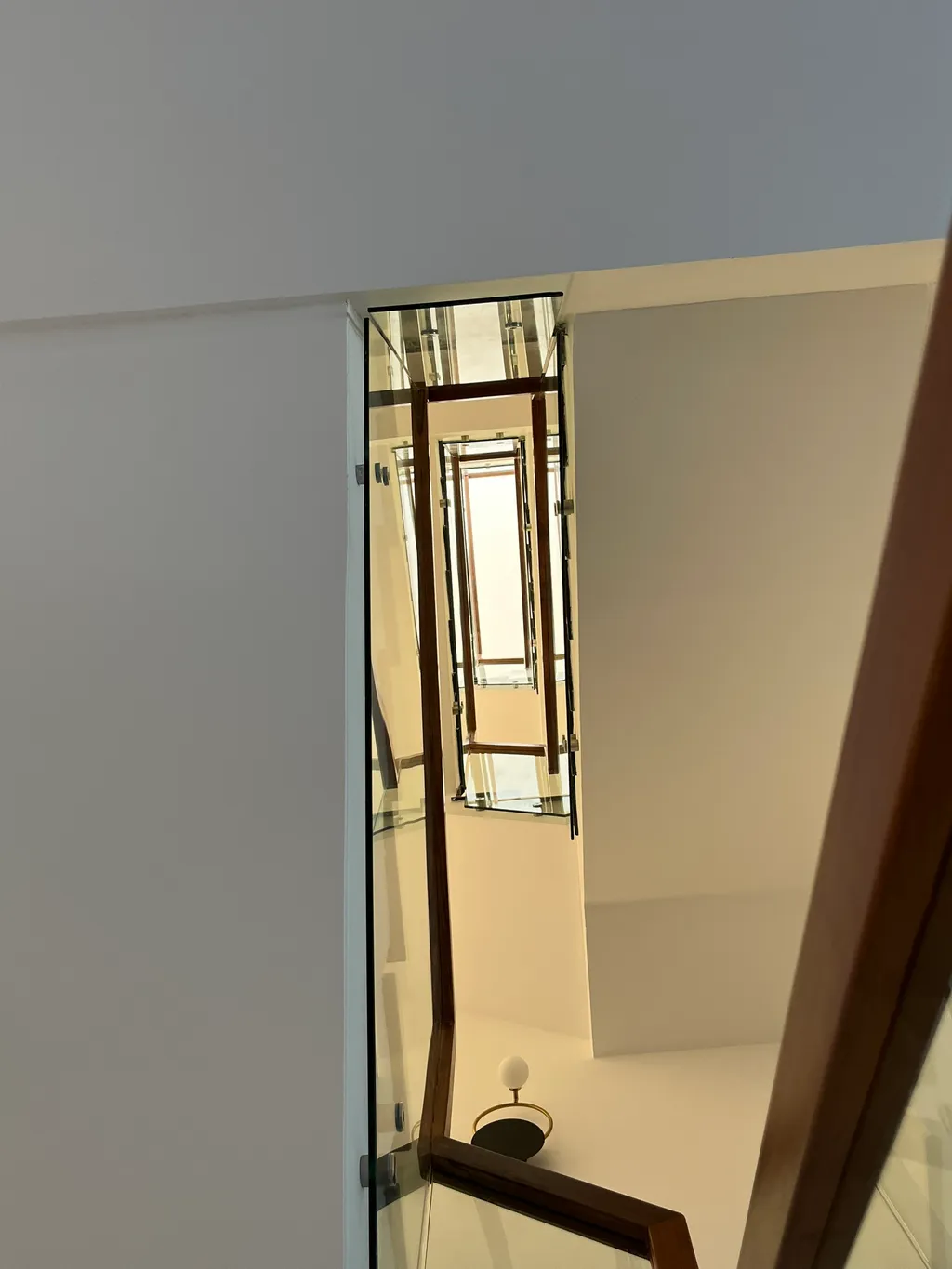 Hoàn thiện nội thất khu vực cầu thang Nhà phố 350m2 Quận 7 phong cách Hiện đại Modern