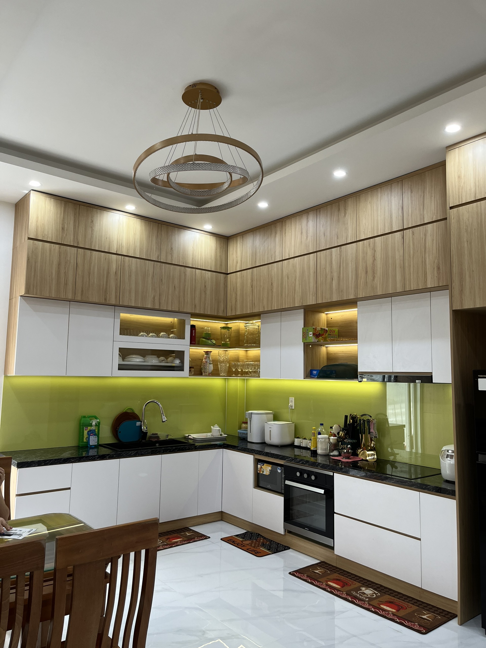 Hoàn thiện nội thất phòng bếp Nhà phố 350m2 Quận 7 phong cách Hiện đại Modern