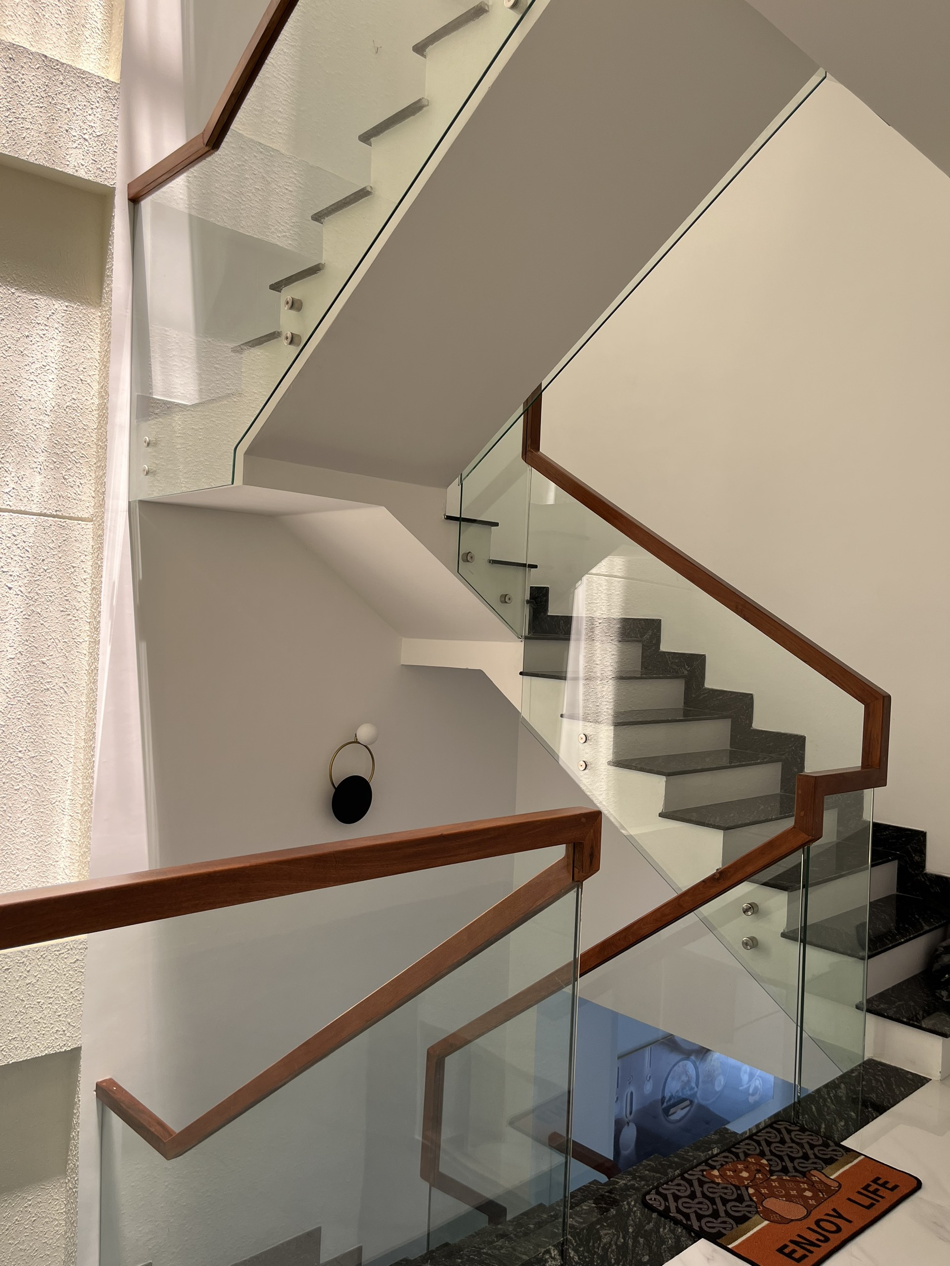 Hoàn thiện nội thất khu vực cầu thang Nhà phố 350m2 Quận 7 phong cách Hiện đại Modern