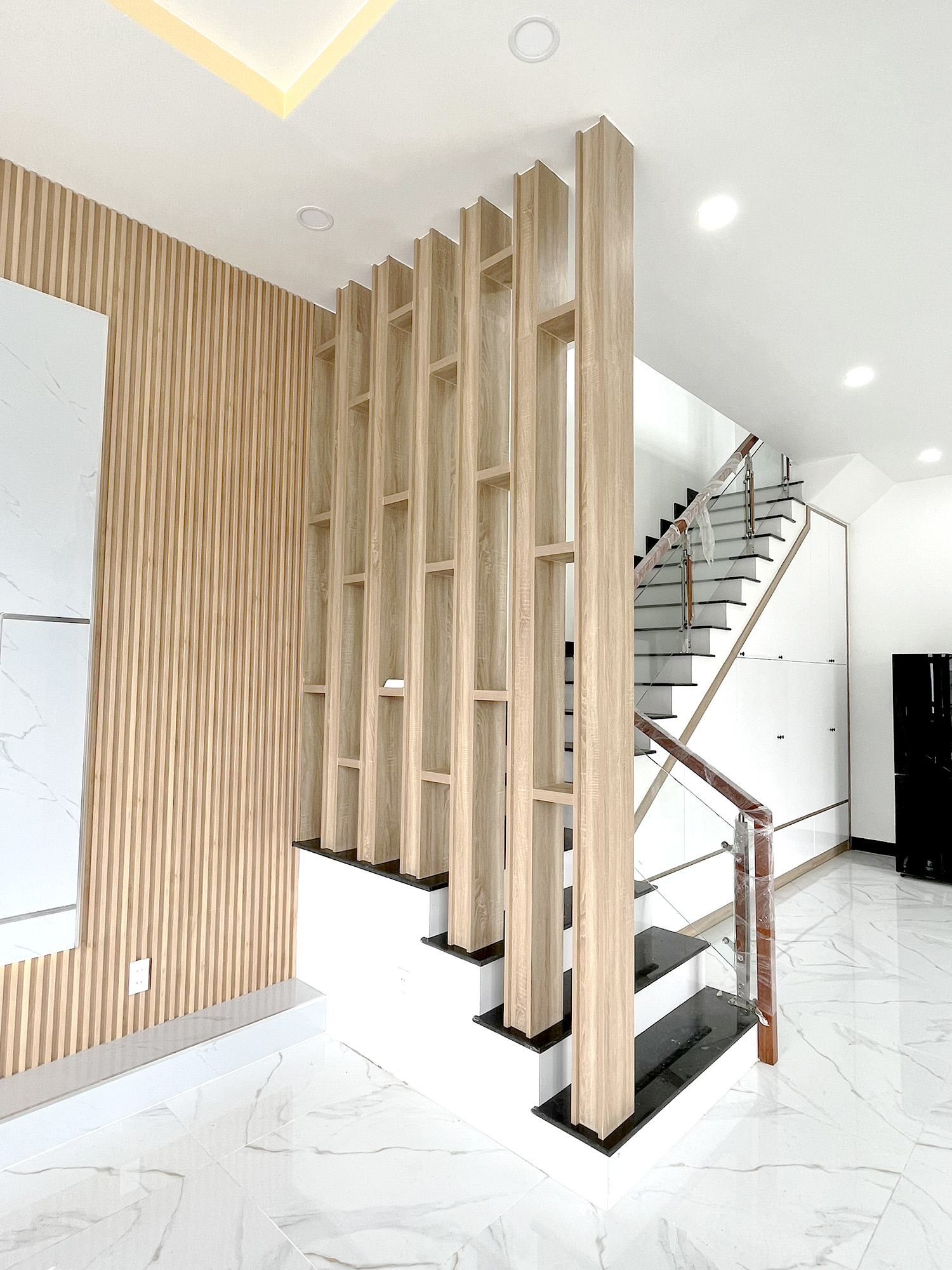 Hoàn thiện nội thất cầu thang tầng trệt Nhà phố Đồng Nai phong cách Hiện đại Modern