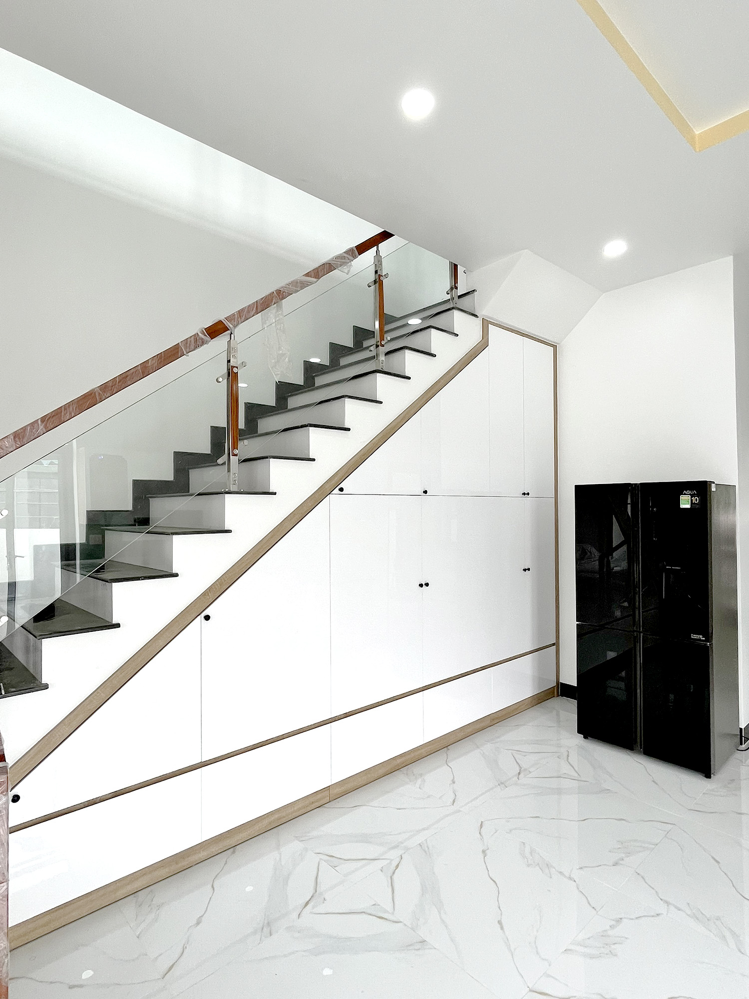 Hoàn thiện nội thất cầu thang, phòng bếp tầng trệt Nhà phố Đồng Nai phong cách Hiện đại Modern