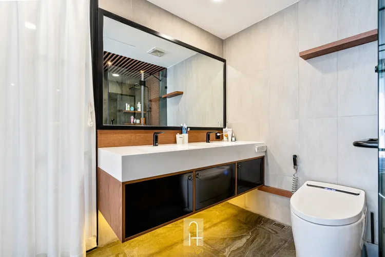 Hoàn thiện nội thất phòng tắm, nhà vệ sinh trong phòng ngủ master Căn hộ Riviera Point Quận 7 phong cách Đông Dương Indochine