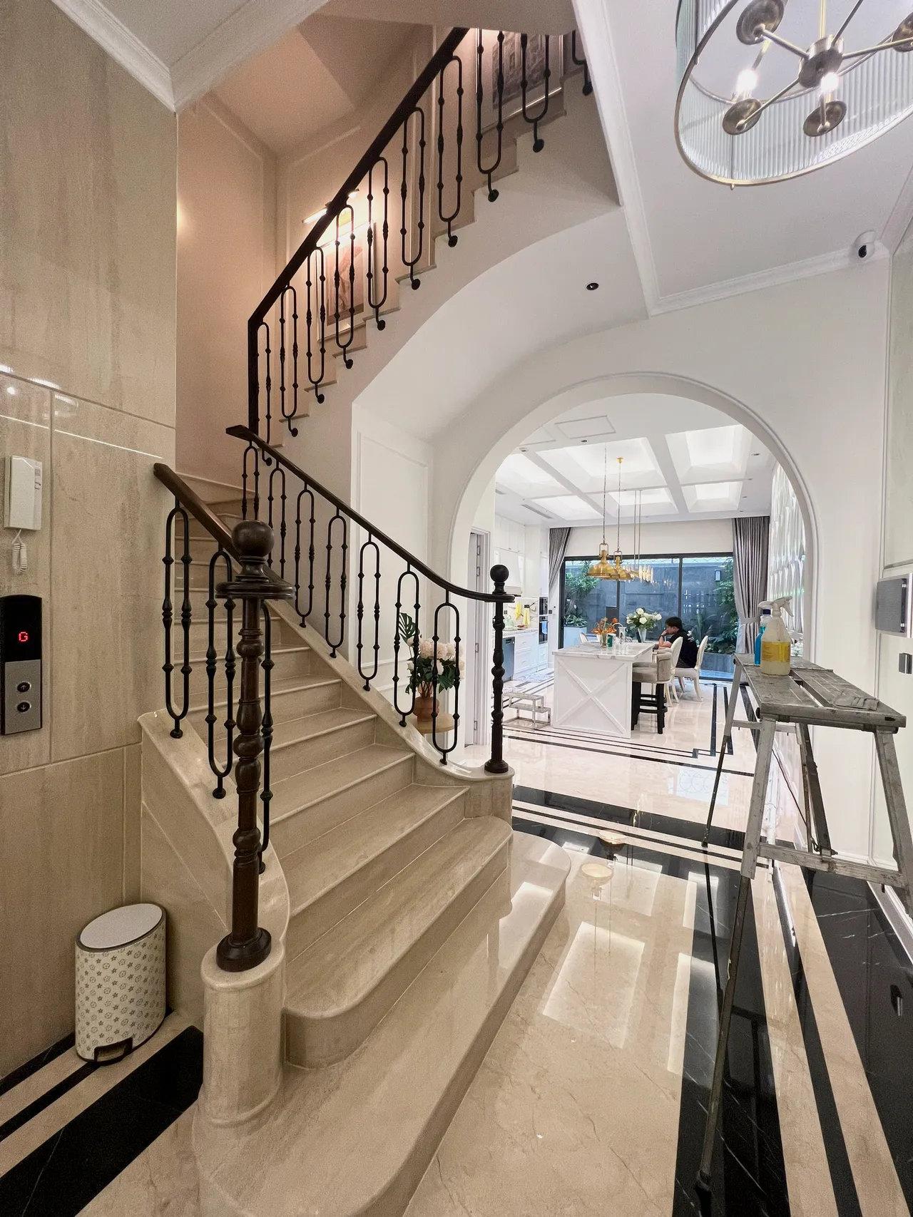Hoàn thiện nội thất khu vực cầu thang Nhà phố Cityland Gò Vấp phong cách Tân cổ điển Neo Classic