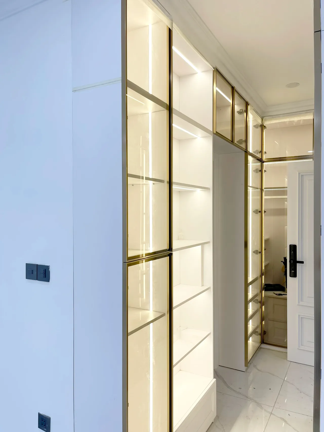 Hoàn thiện nội thất khu vực tủ quần áo trong phòng ngủ Biệt thự Thủ Đức 580m2 phong cách Tân cổ điển Neo Classic