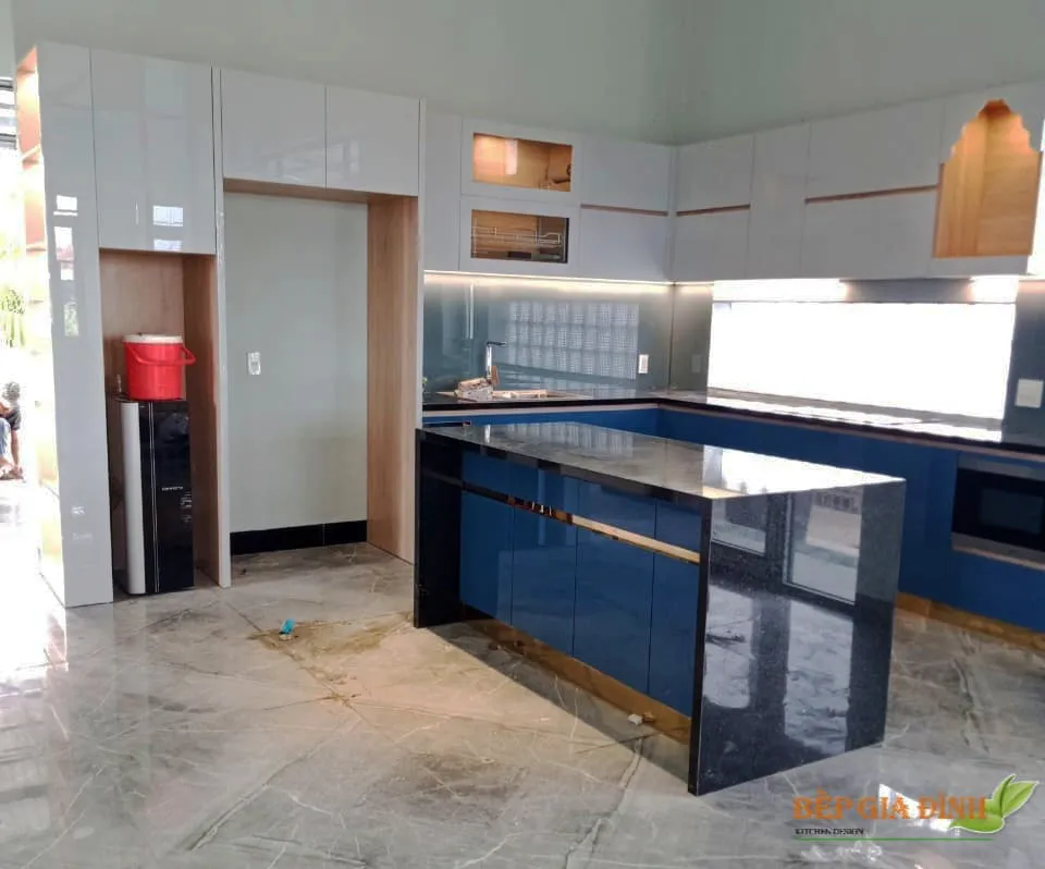 Hoàn thiện nội thất phòng bếp nhà phố Phan Thiết phong cách Color Block