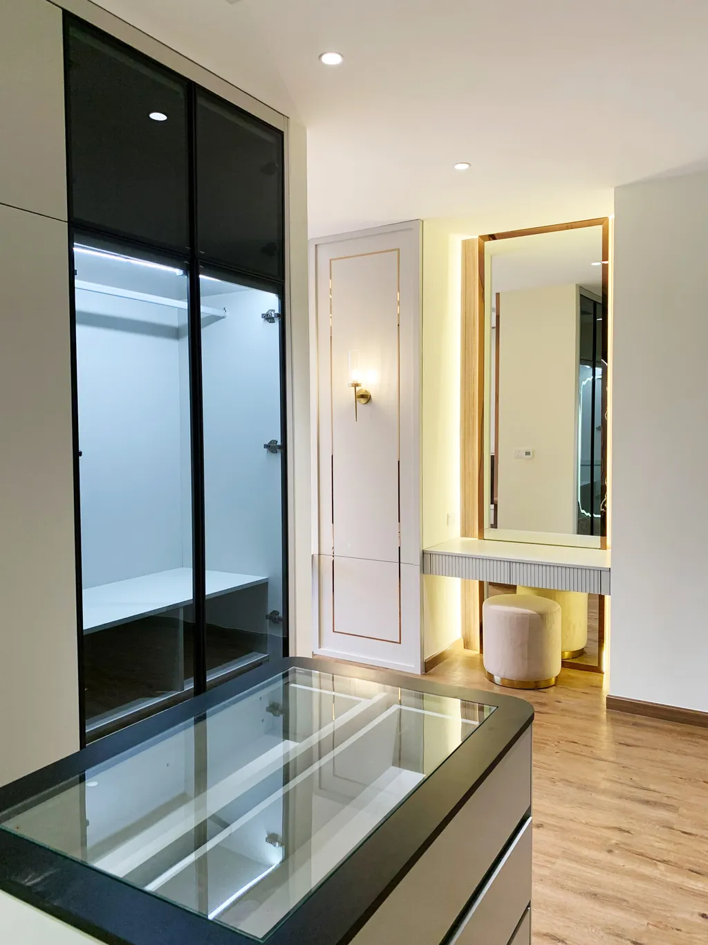 Hoàn thiện nội thất phòng thay đồ Penthouse 3 Tháng 2 mang phong cách Modern Hiện đại