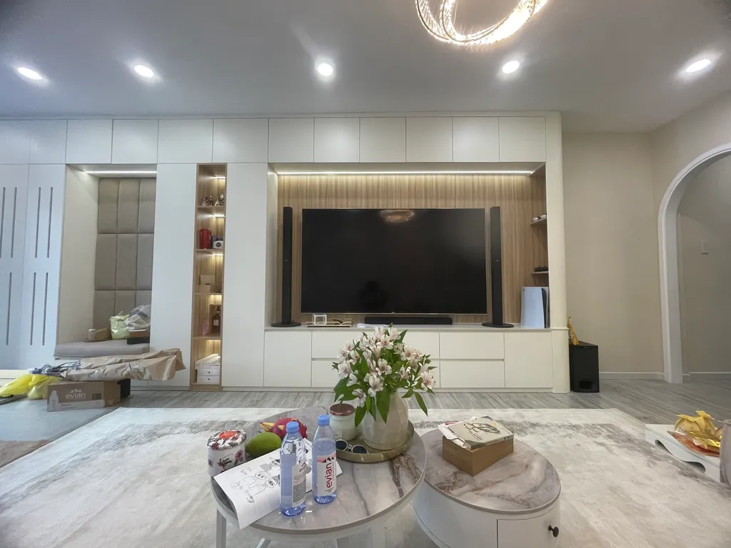 Công trình hoàn thiện nội thất phòng khách cho nhà phố 1 trệt 3 lầu Đặng Thai Mai theo phong cách Modern