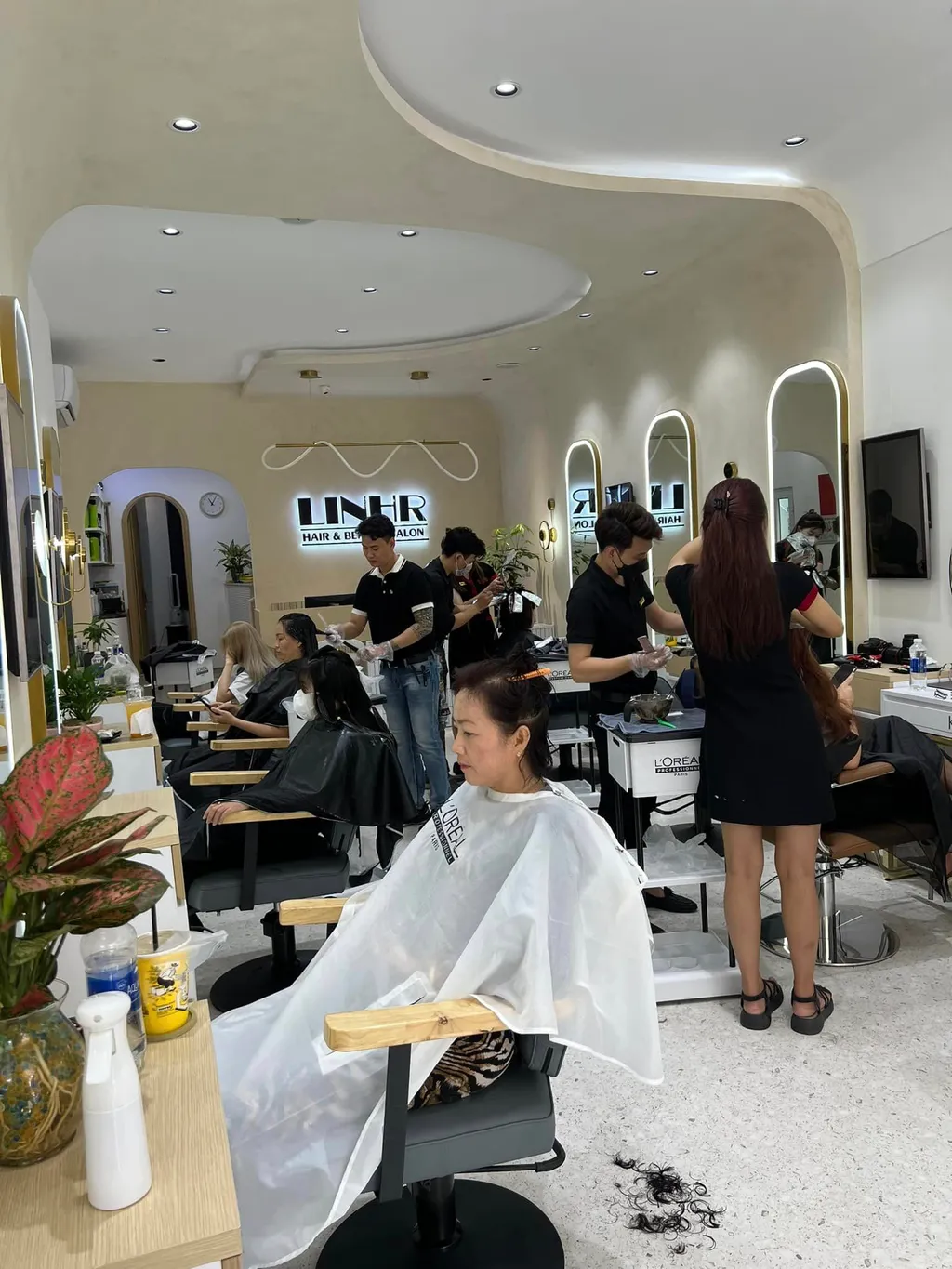 Công trình hoàn thiện nội thất Công trình Salon Linh R Quận 3 theo phong cách Modern