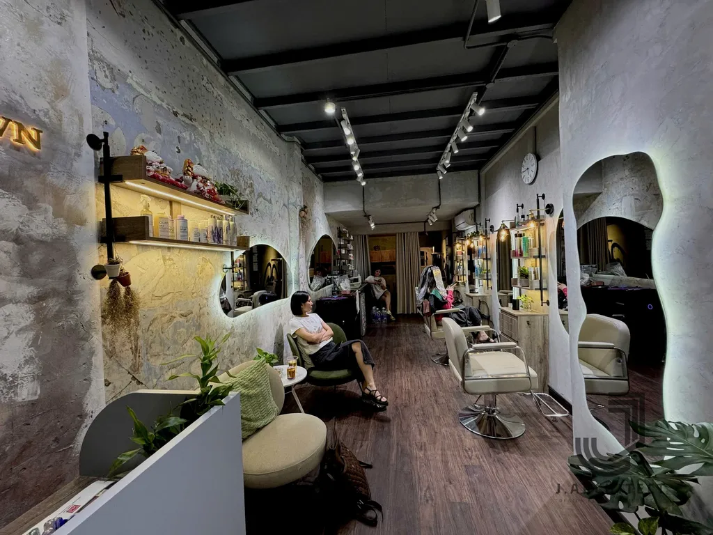 Công trình hoàn thiện nội thất cho LEXI HAIR STUDIO theo phong cách Industrial