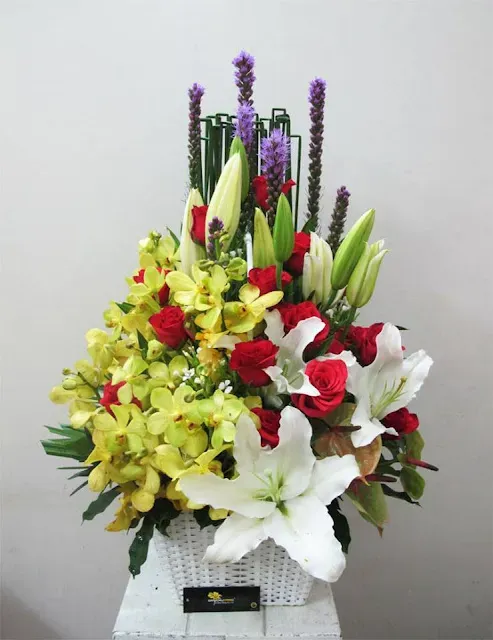 Kiểu cắm hoa hình chóp nón phù hợp cho nhiều loại hoa