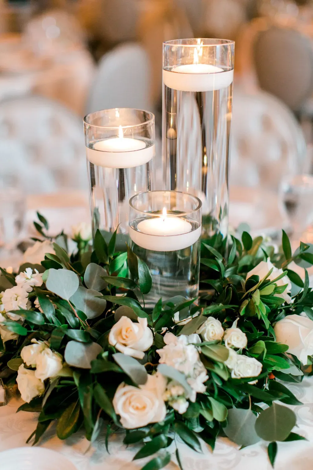 Cách cắm hoa kết hợp nến và hoa thường thấy trong các bữa tiệc hoặc đám cưới
