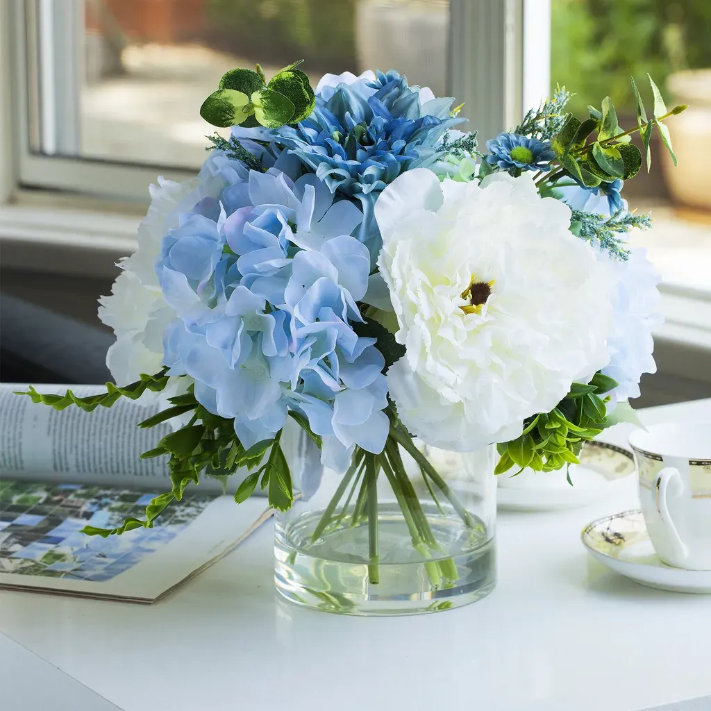 Ý tưởng cắm hoa trong cốc thủy tinh để bàn