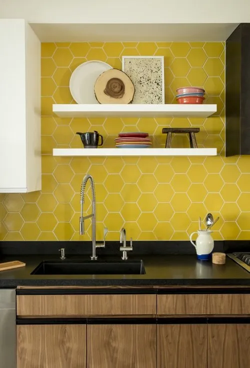Gam màu vàng giúp không gian bếp trở nên ấm cúng hơn