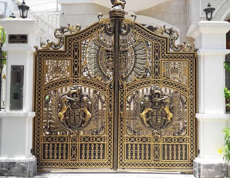 Mẫu cửa cổng sắt tone vàng đen cho những công trình lớn