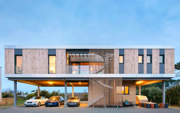 Một ngôi nhà sàn kết hợp cùng các vật liệu kim loại sẽ tạo nên một phong cách hiện đại và khác biệt