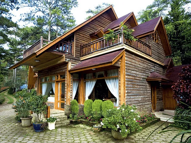 Nhà gỗ được xây dựng trên đồi với phong cách cổ điển độc lạ