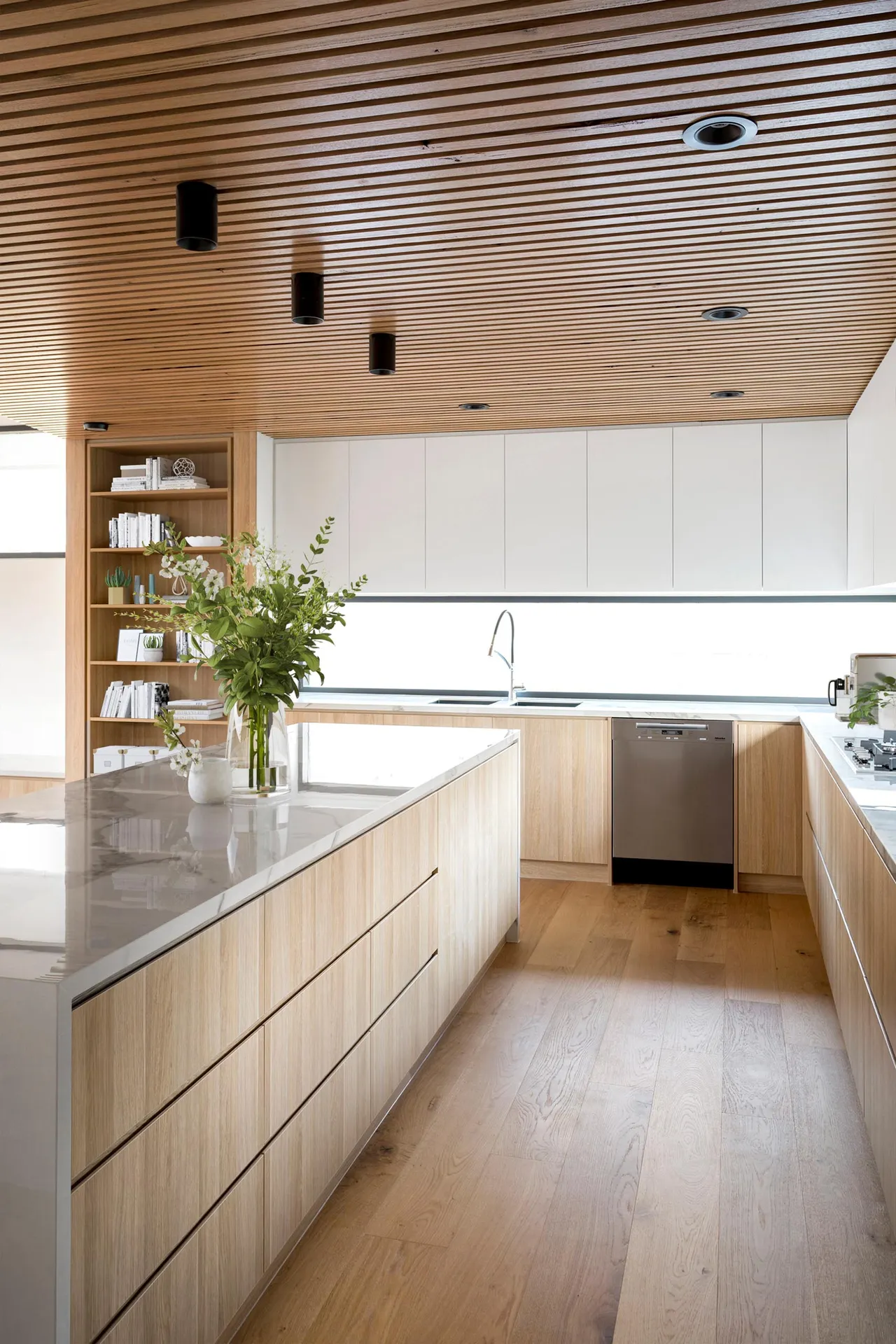 Trần gỗ với tông màu nâu gỗ tự nhiên mang đến nét gần gũi cho khu vực nhà bếp