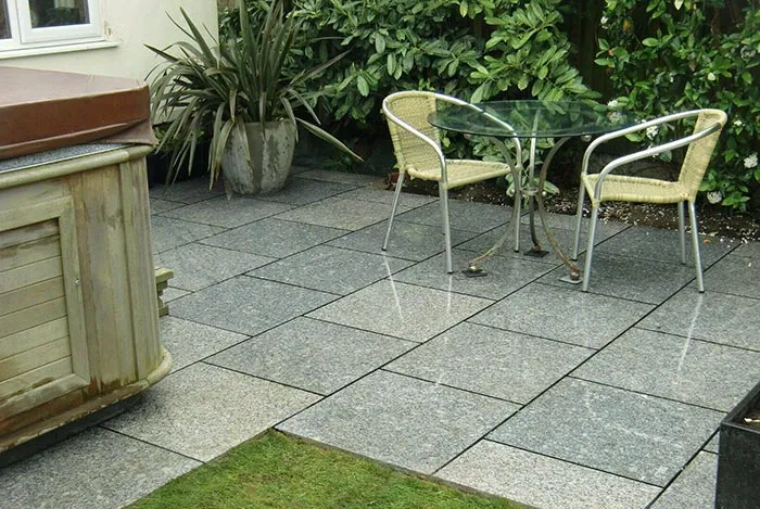 Ứng dụng đá Granite lát sàn sân vườn mang lại không gian hiện đại, có độ bền lâu dài