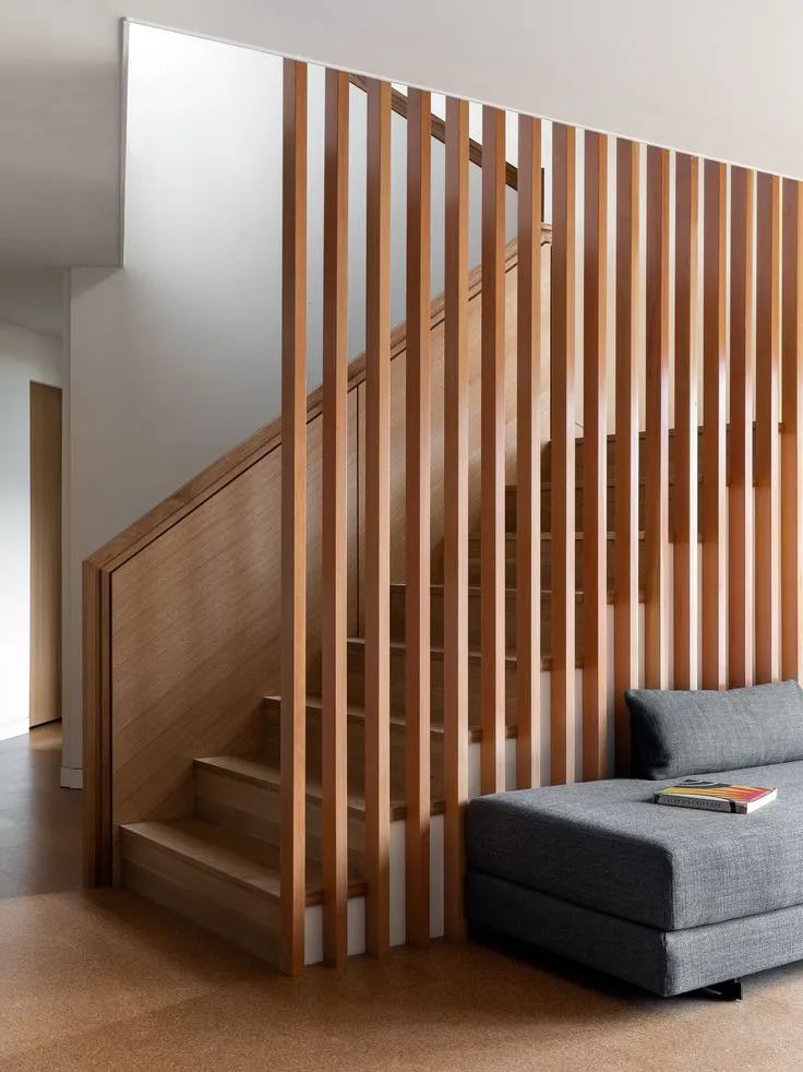 Vách ngăn cầu thang bằng gỗ công nghiệp với thiết kế tinh giản