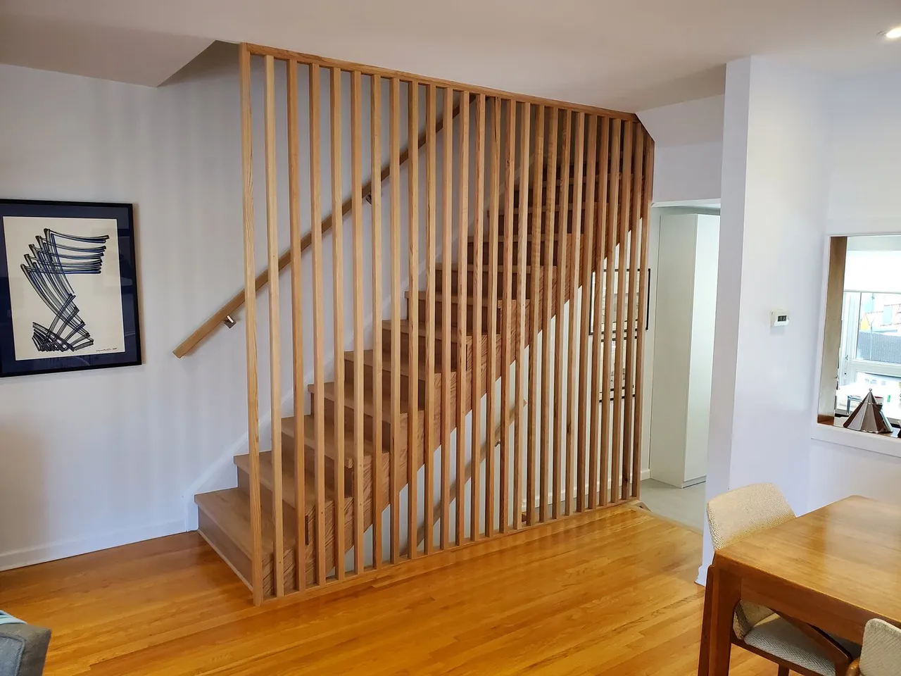 Vách ngăn cầu thang bằng gỗ với thiết kế tối giản