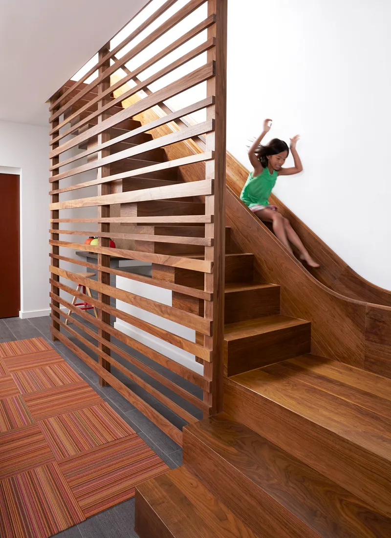 Vách ngăn gỗ với màu sắc cùng tông với cầu thang
