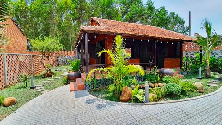 Với kiến trúc đơn giản, sử dụng nhiều gỗ và đất sét, nhà vườn kiểu nông thôn mang đến một không gian sống đầy cảm giác ấm áp, gần gũi và thân thiện