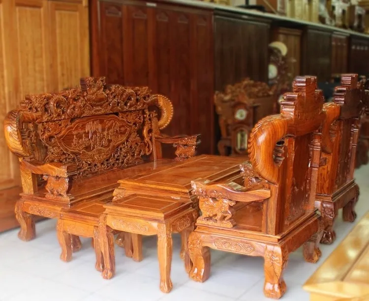 Bàn ghế gỗ đinh hương với màu đỏ cánh gián tươi nhuận, tinh xảo được rất nhiều gia đình Việt yêu thích