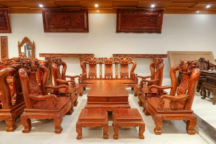 Bàn ghế gỗ hương chạm khắc tinh xảo và đẹp mắt rất được ưa chuộng trong các căn hộ truyền thống