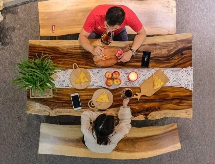 Bộ bàn ghế làm toàn bộ từ gỗ me tây với những vân gỗ tự nhiên đẹp mắt, tăng sự ấm cúng và mộc mạc cho không gian nhà hàng. 