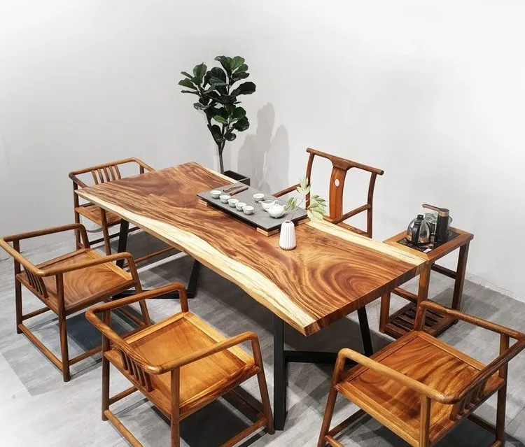 Bộ bàn trà và ghế đồng bộ từ chất liệu gỗ me tây mang vẻ đẹp mộc mạc nhưng trang nhã.