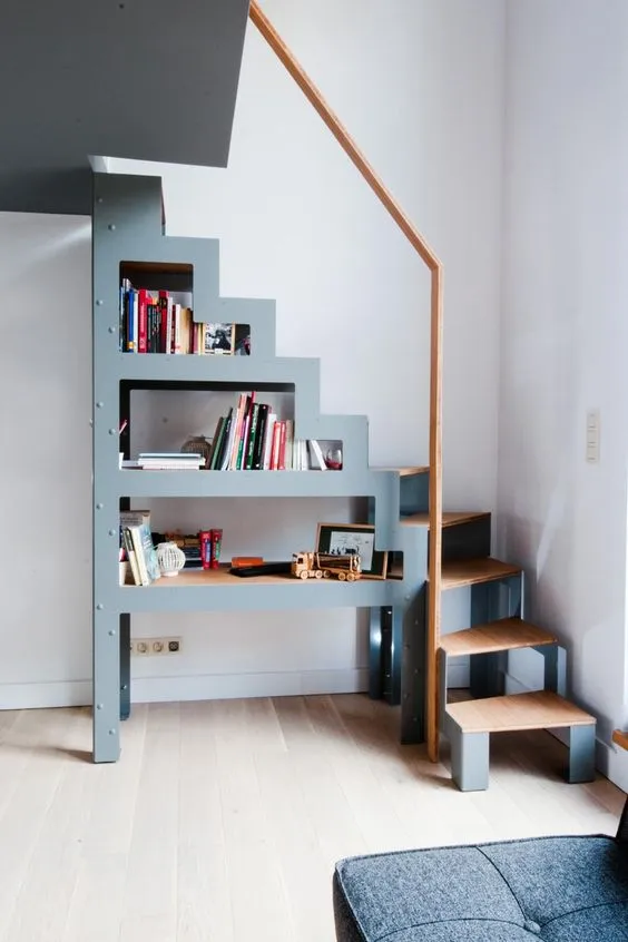 Cầu thang bằng thép và bậc gỗ dẫn lên tầng lửng có thể kết hợp làm giá sách vừa tiện lợi vừa độc đáo.
