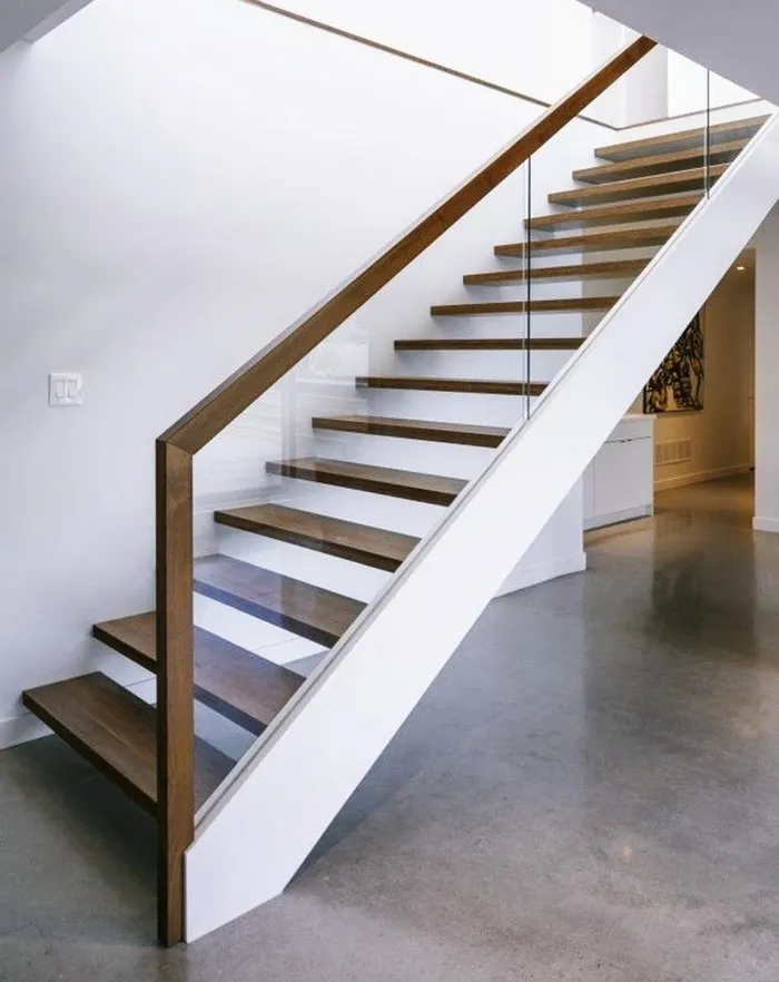 Cầu thang gỗ đẹp có tay vịn kính cường lực cho không gian nhà ở hiện đại