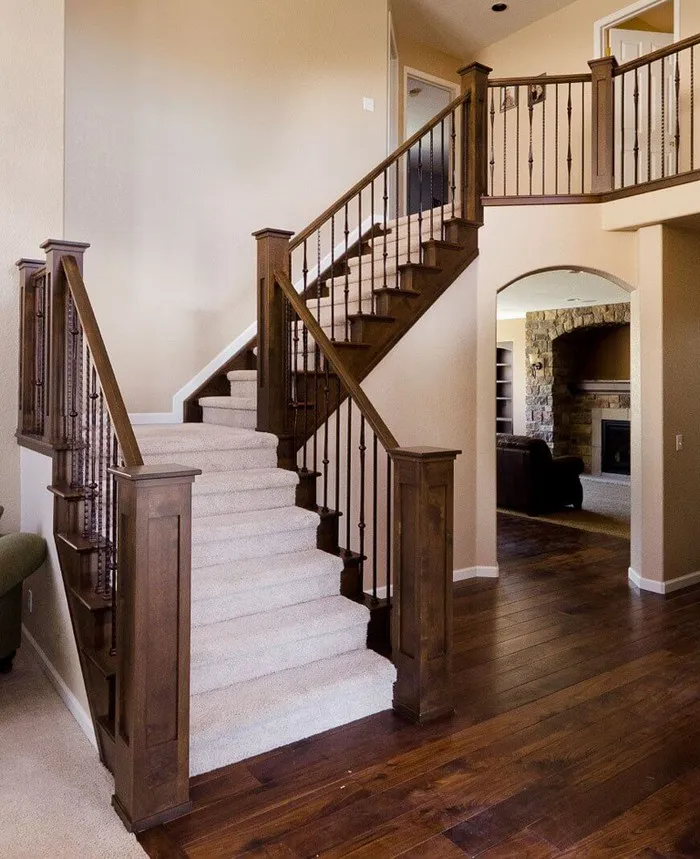 Cầu thang gỗ đẹp thiết kế đơn giản với các thanh lan can tay vịn kim loại hình xoắn