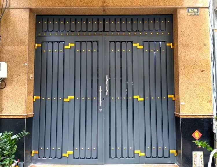  Cửa cổng sắt hộp phủ sơn đen, tạo điểm nhấn bằng các hoạ tiết sơn vàng nổi bật