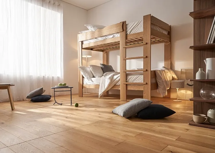 Độ bền cao, không cong vênh mối mọt, sàn gỗ từ gỗ lim là lựa chọn tuyệt vời cho căn hộ.
