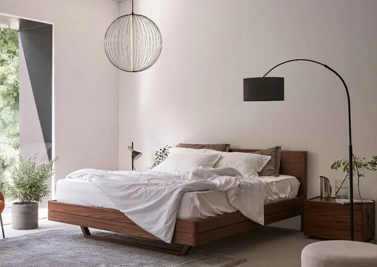 Giường ngủ gỗ đinh hương rất được ưa chuộng bởi màu sắc đẹp, độ bền cao và mùi hương dịu nhẹ giúp tâm trí thư thái.