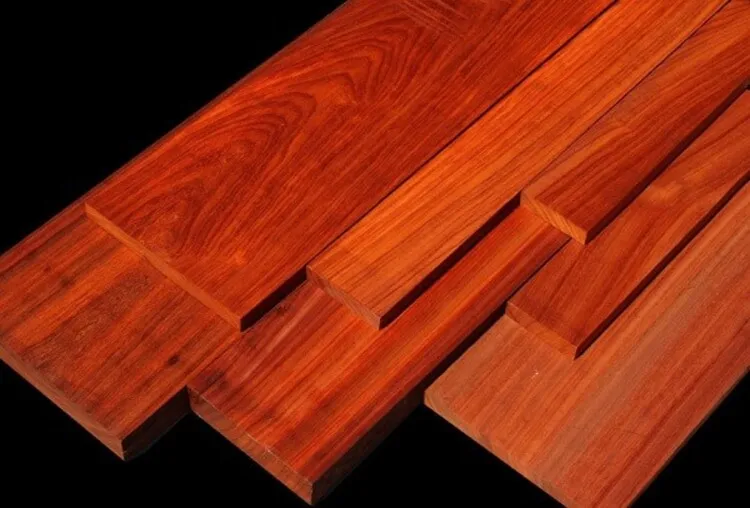Gỗ hương đỏ Việt Nam là dòng gỗ cực kỳ quý hiếm với màu đỏ và vân gỗ đẹp.