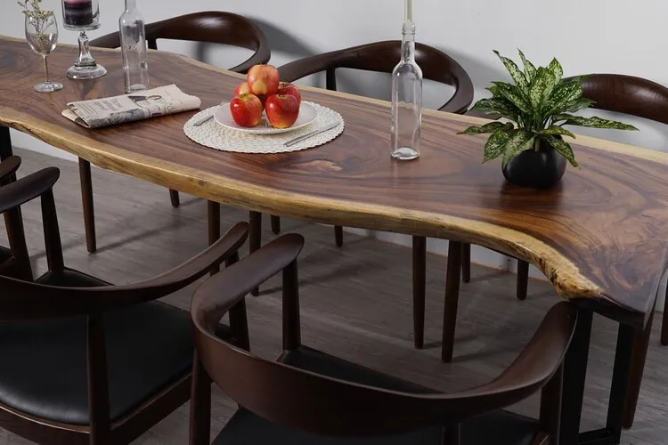 Gỗ me tây nguyên khối có độ chắc và bền cao hơn gỗ ghép, thường được sử dụng làm mặt bàn, ghế. 