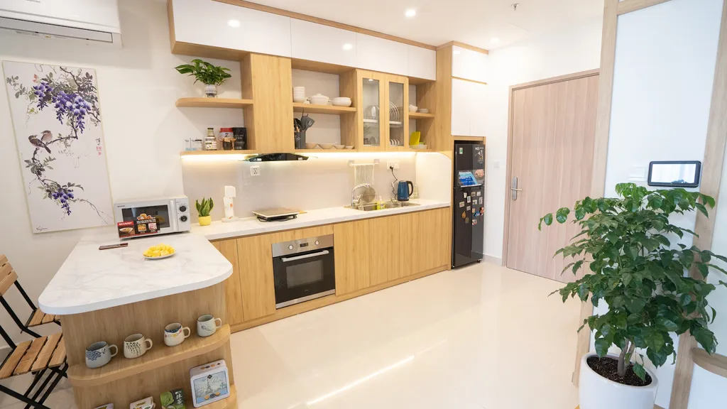 Không gian bếp nhỏ gọn, thiết kế thông minh khi tích hợp cả khu vực nấu ăn và bàn ăn trong cùng một nơi.