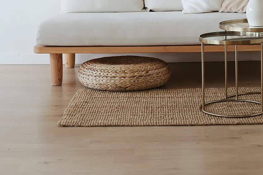Kiểu sàn gỗ cứng đơn giản rất được ưa chuộng cho không gian phòng khách
