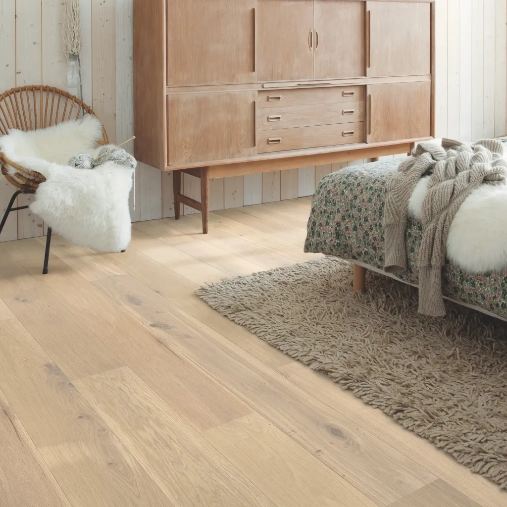 Kiểu sàn gỗ giữ nguyên mắt gỗ thô cho không gian phòng ngủ mộc mạc