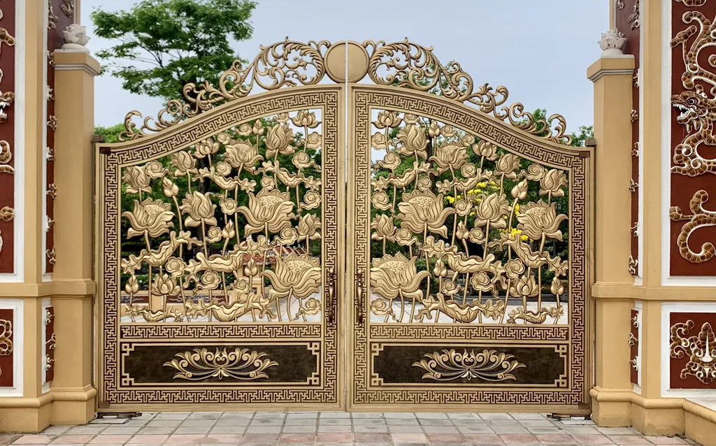 Mẫu cổng nhôm đúc họa tiết hoa sen