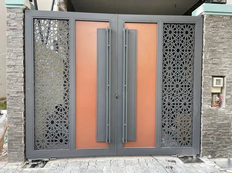 Mẫu cửa cổng đẹp từ sắt không chỉ bảo vệ ngôi nhà an toàn, còn tăng tính thẩm mỹ.