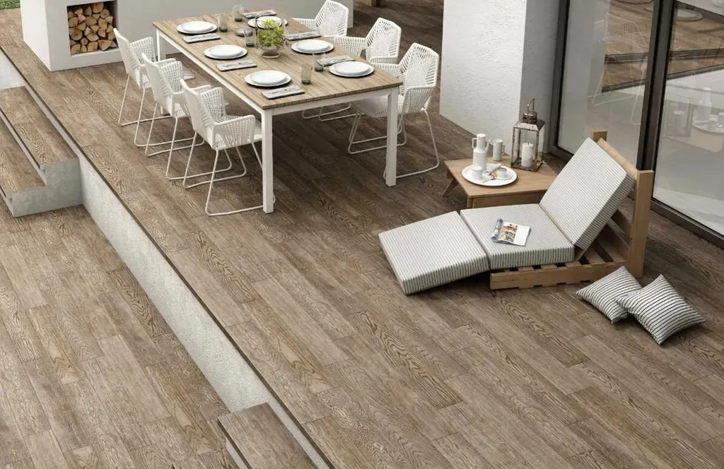 Một nơi thật “chill” cho cả nhà dùng bữa, thư giãn với sàn gỗ tone màu trầm