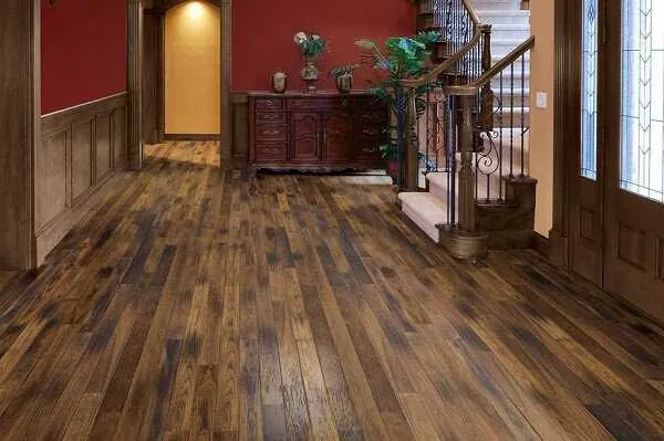 Phòng khách sử dụng sàn gỗ đồng điệu với màu tường mang lại sự ấm áp
