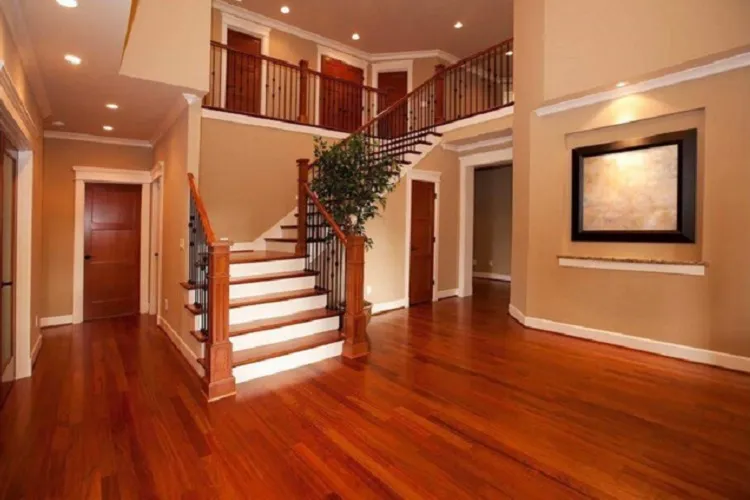 Sàn gỗ lim màu cánh gián tươi nhuận, đẹp mắt, tăng sự ấm cúng và tinh tế cho căn hộ