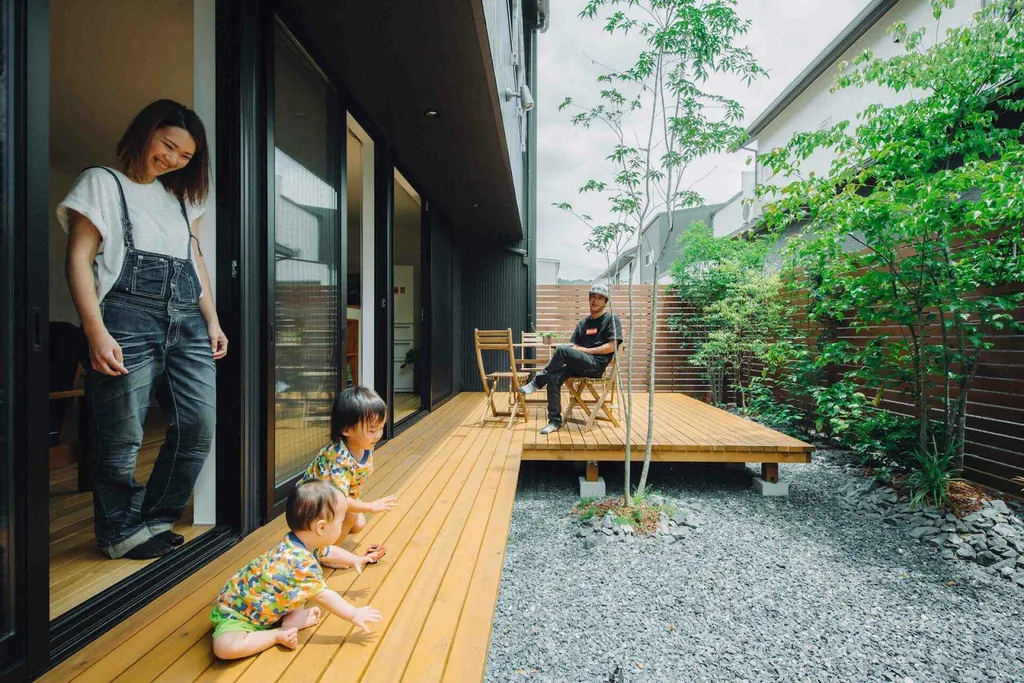 Sàn gỗ tự nhiên ngoài trời hoàn toàn thân thiện với môi trường lại tốt cho các gia đình có trẻ nhỏ